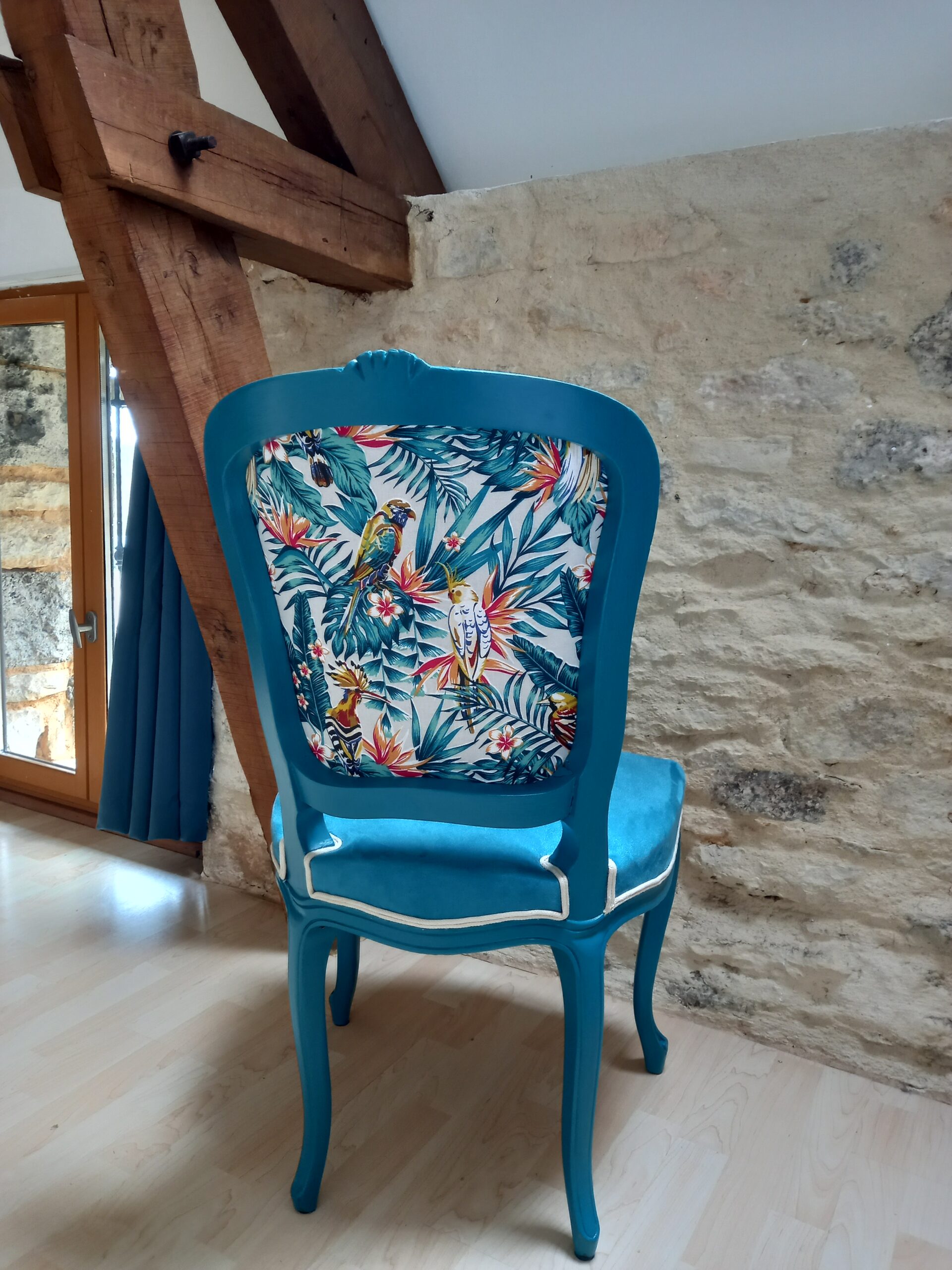 Chaise Louis XVI restaurée assise suédine bleu et dos tissu tropical