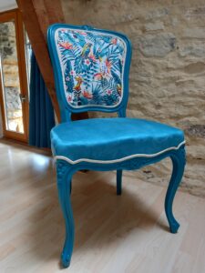 Chaise Louis XVI restaurée assise suédine bleu et dos tissu tropical