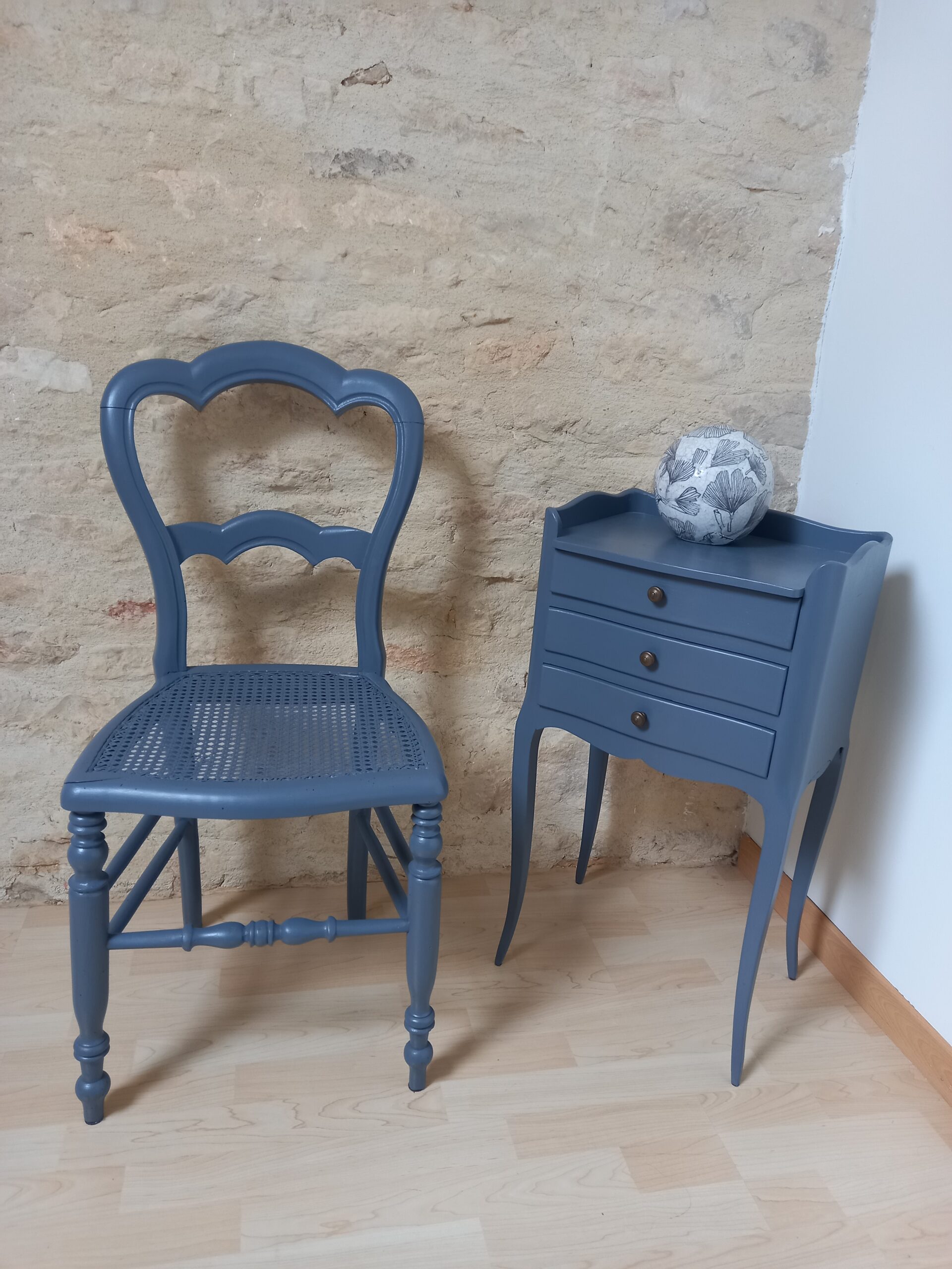 relooking d'une chaise cannée et table de chevet