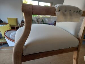 Fauteuil Voltaire en cours de restauration