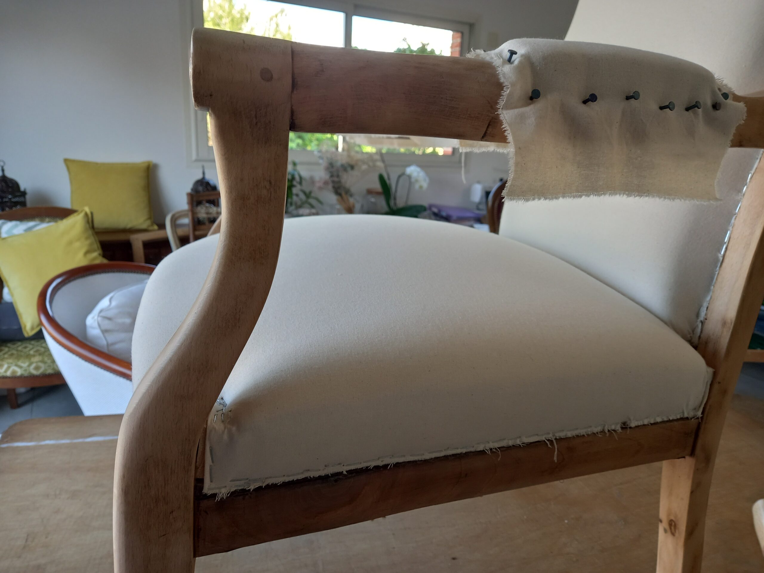 Fauteuil Voltaire en cours de restauration